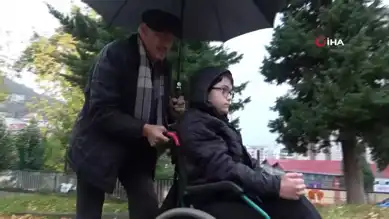 Emekli Öğretmen, Engelli Torununa ve Öğrencilerine Destek Oluyor