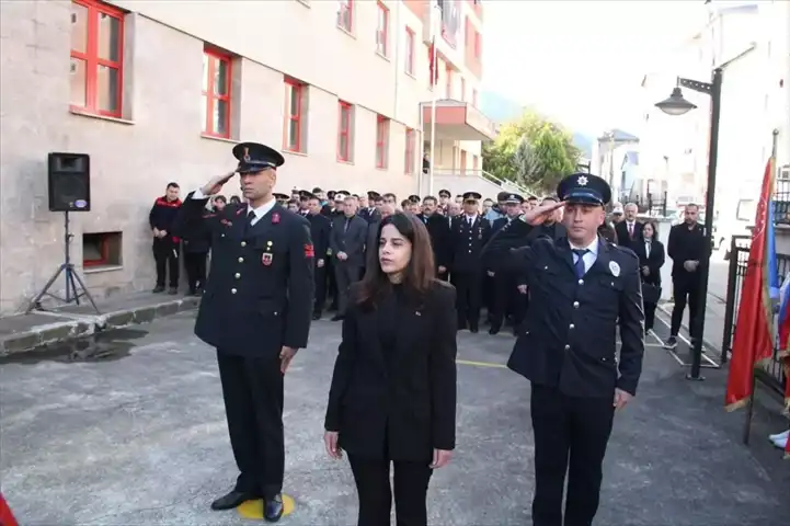 Atatürk'ü Anma Töreni: Üç İlçede Saygı Duruşu