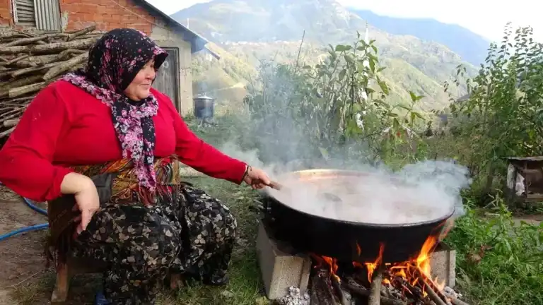 Giresun Köyünde Geleneksel Elma Pekmezi Yapımı