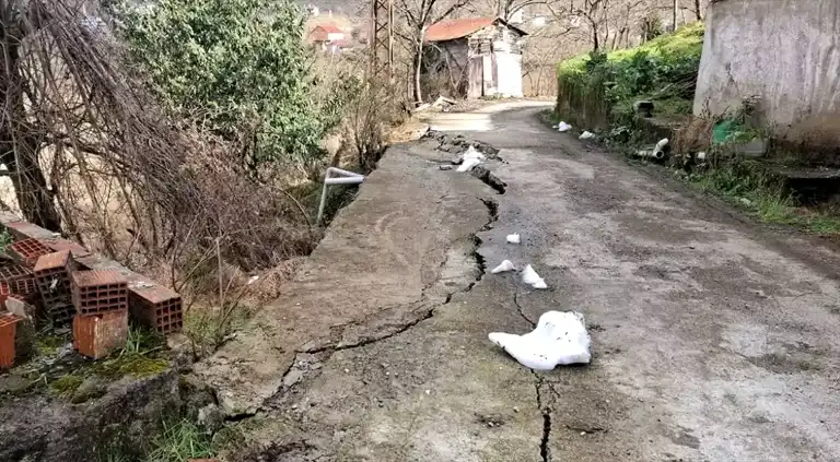 Giresun Çanakçı'da Heyelan: 3 Bina Tahliye Edildi