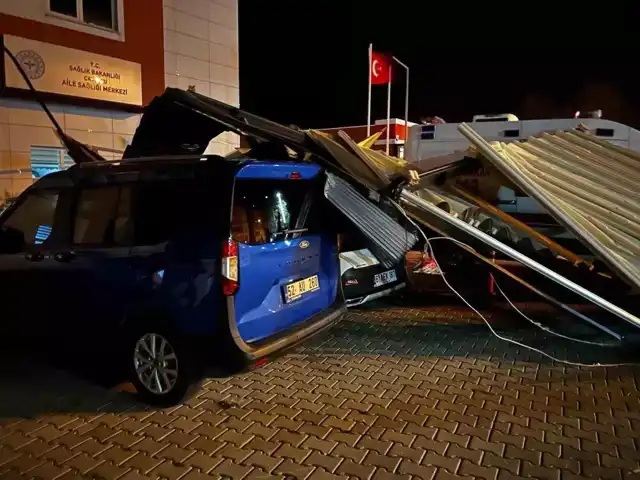 Şiddetli Rüzgar, Düğün Salonu Çatısını Yıkttı!