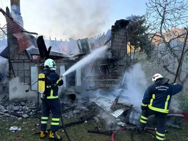 Köy Evindeki Yangın: 1 Ölü, 1 Yaralı