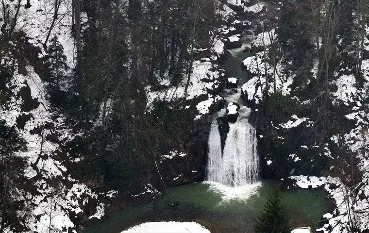 Doğu Karadeniz'de Kar Yağışı Yolları Kapatıyor